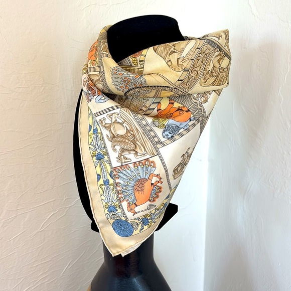 HERMÈS 100% Silk Scarf Carre 45 Toran Tower Gate
Elephant Light Grey Silk - Picture 3 of 11